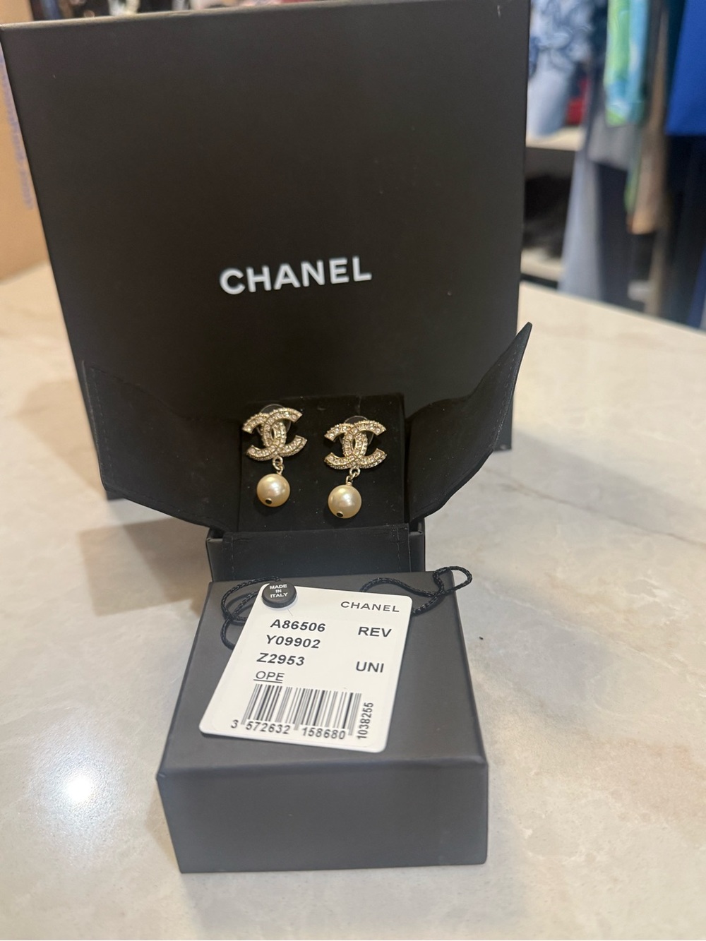 Chanel REV Gold Resin Crystal
Pearl CC DropEarrings AuthenticFull set very rare - Picture 3 of 10